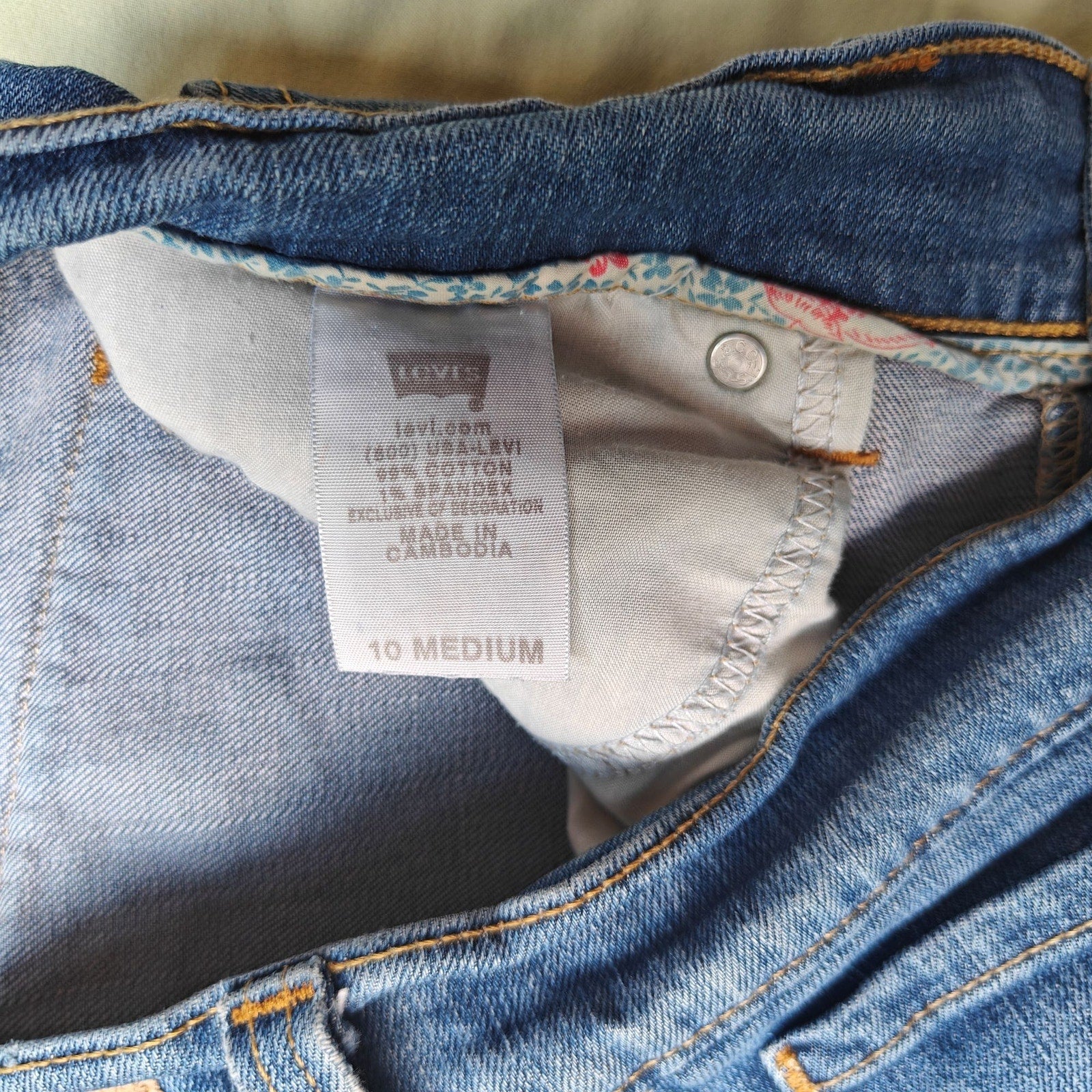 542 Medium Wash Bootcut Jeans Size 10