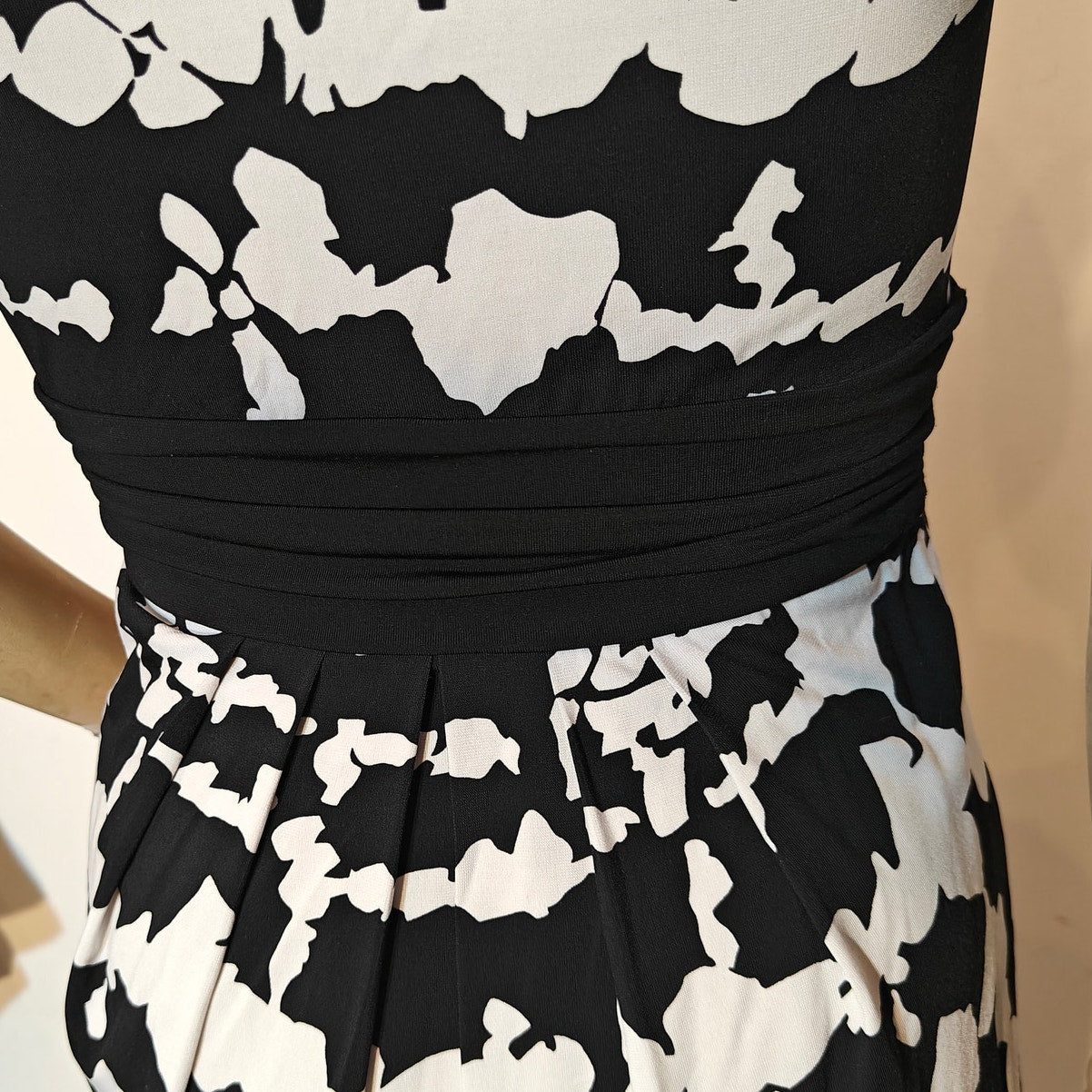 Black and White Abstract Print Sleeveless Dress