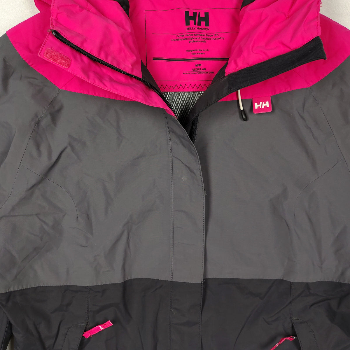 Helly Hansen Pink Gray & Black Hooded Rain Jacket – Women’s Medium