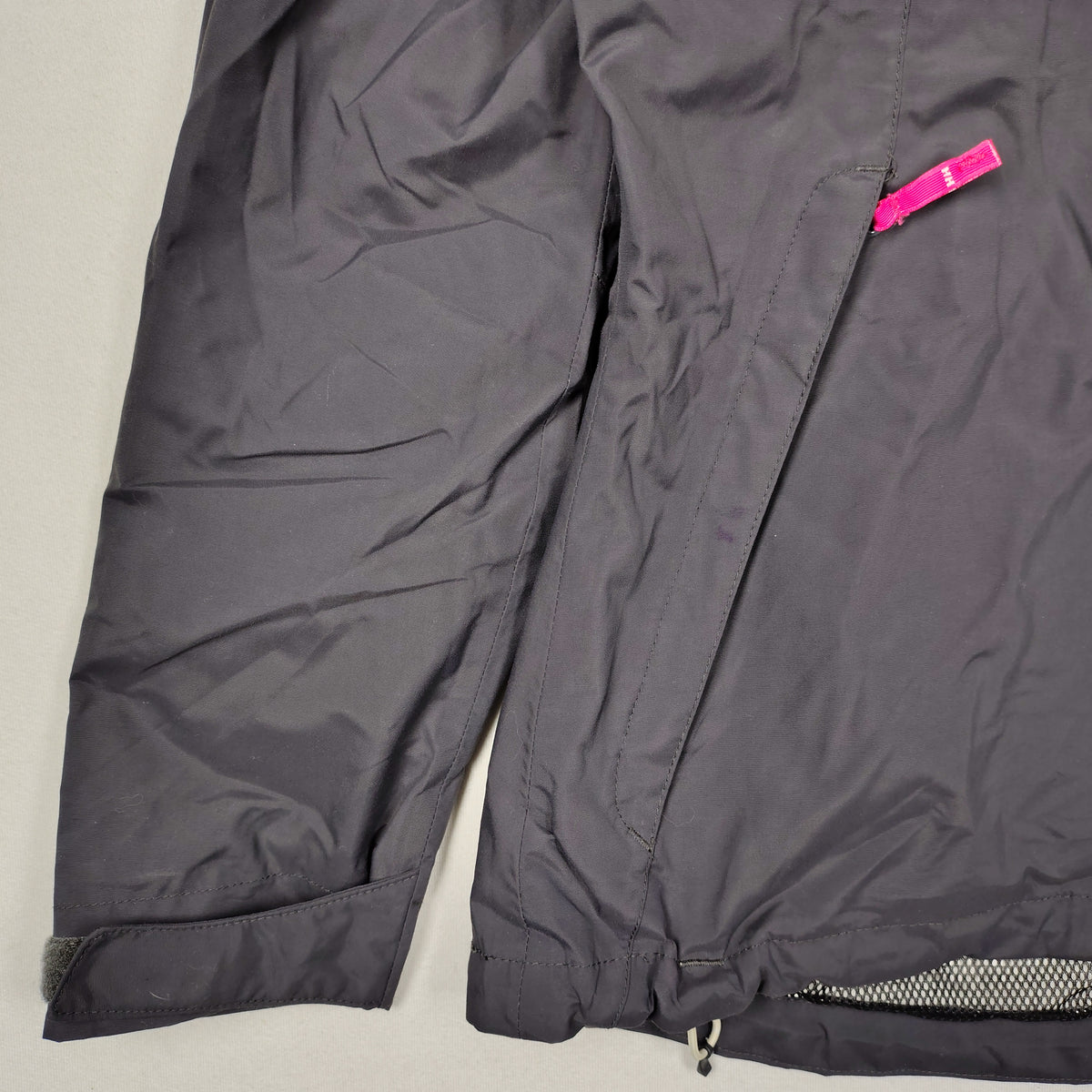 Helly Hansen Pink Gray & Black Hooded Rain Jacket – Women’s Medium
