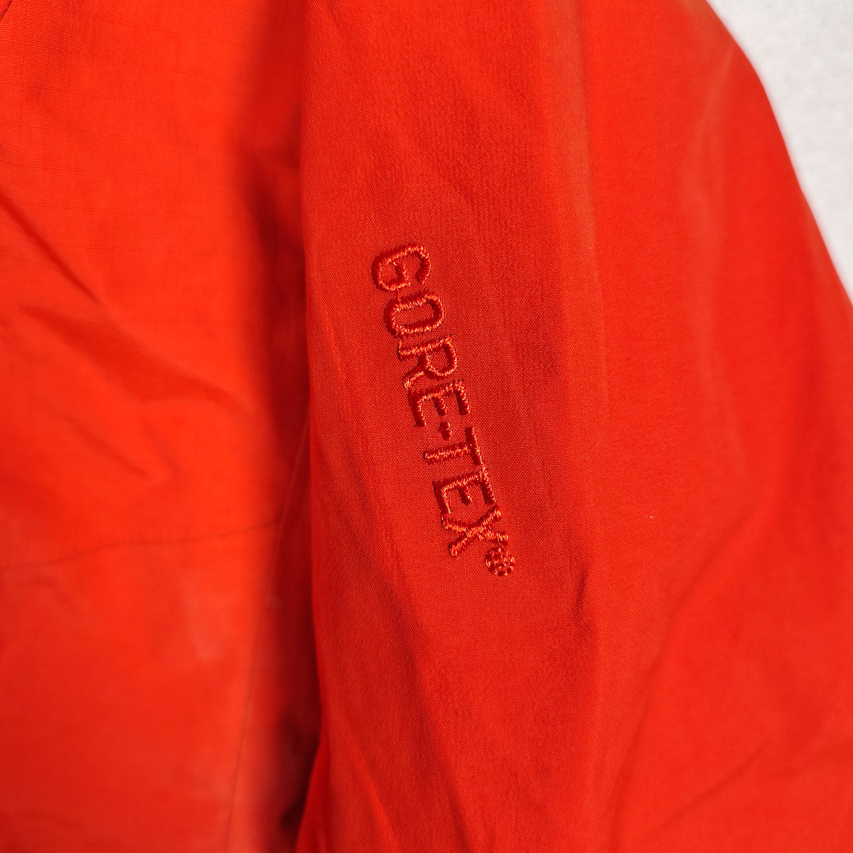 Arc’teryx Red GORE-TEX Hooded Shell Jacket – Men’s XS