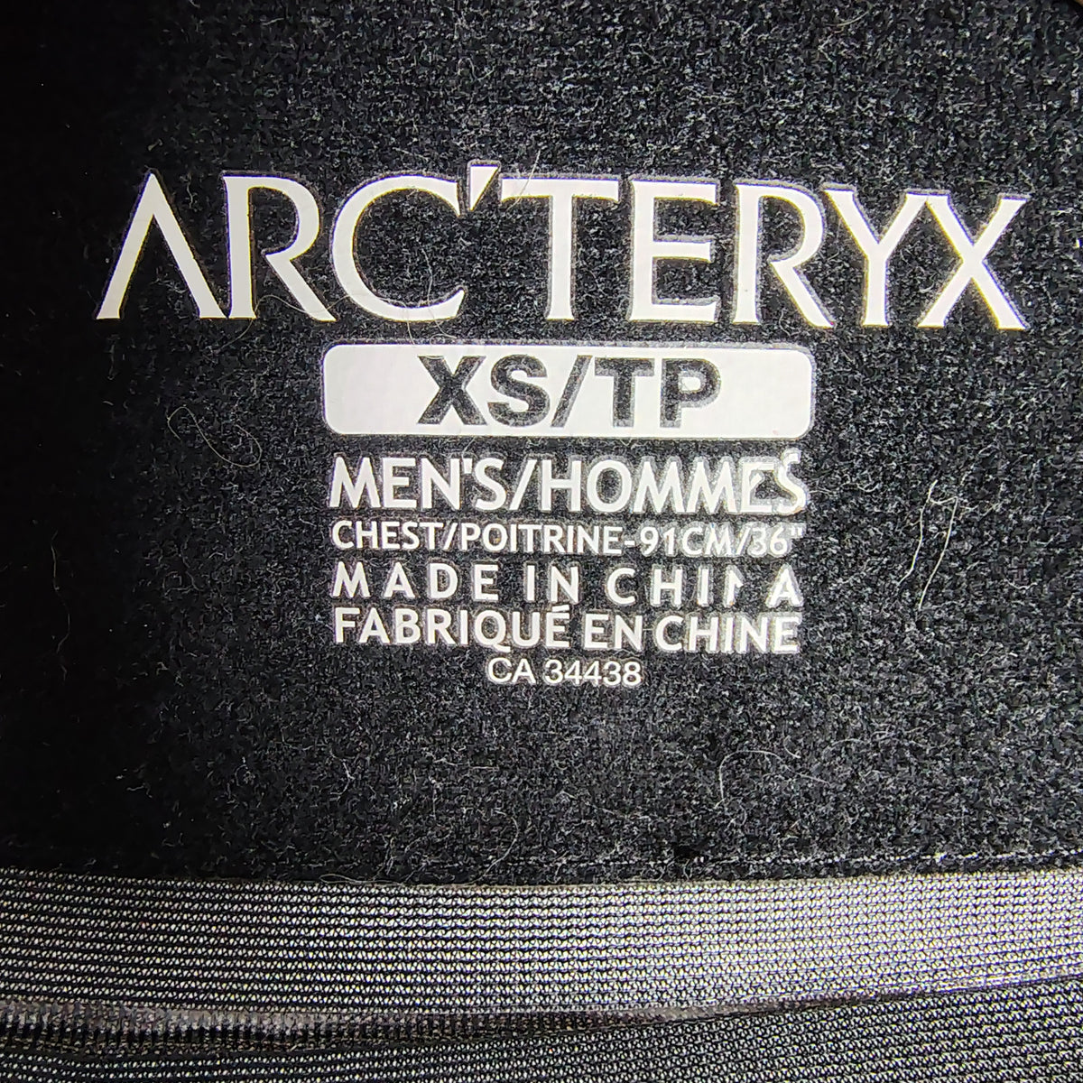 Arc’teryx Red GORE-TEX Hooded Shell Jacket – Men’s XS