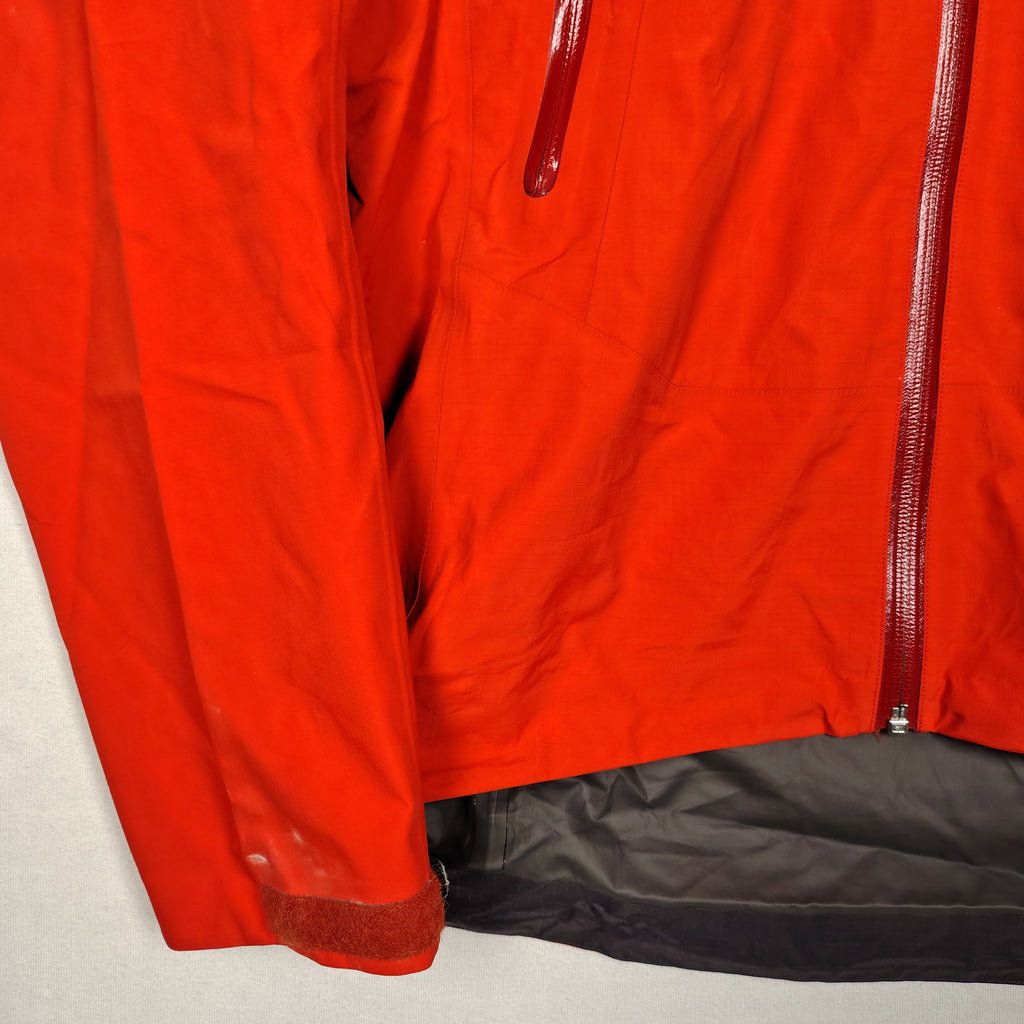 Arc’teryx Red GORE-TEX Hooded Shell Jacket – Men’s XS
