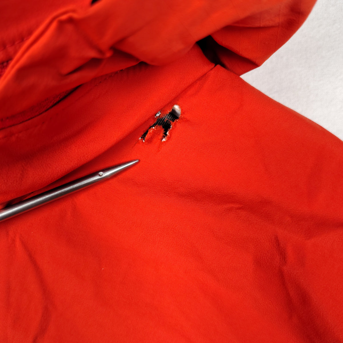Arc’teryx Red GORE-TEX Hooded Shell Jacket – Men’s XS